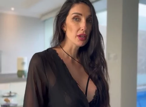 Милфа призналась компьютерщику, что любит сосать члены