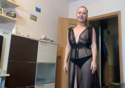 Мачеха сегодня в хорошем настроении и в прозрачном платье