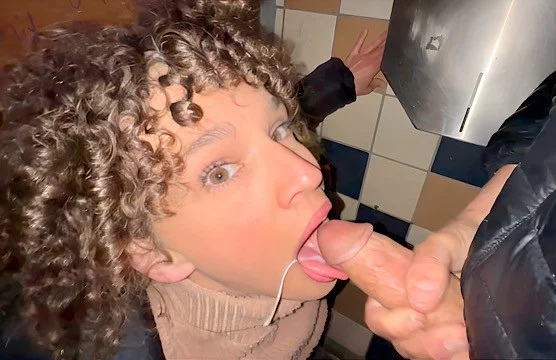 Мамочку трахнули в грязном придорожном туалете