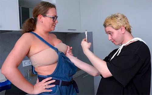 Друг пасынка помог сделать голые фото