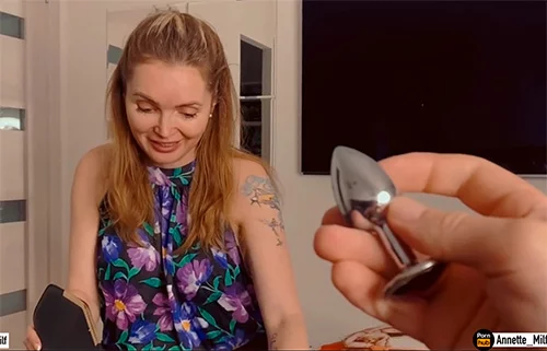 Мачеха случайно спалила перед пасынком свою анальную пробку