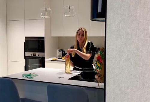 Мачеха разрешила, чтобы мой друг у нас переночевал