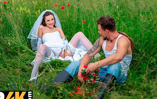 Сбежавшая деревенская невеста трахается в поле с трактористом