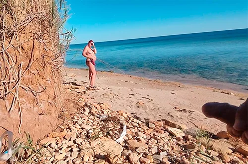 Парень подглядывает за мамкой друга на пляже и дрочит на неё