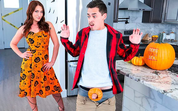 Мачеха увидела, как её похотливый пасынок трахает тыкву