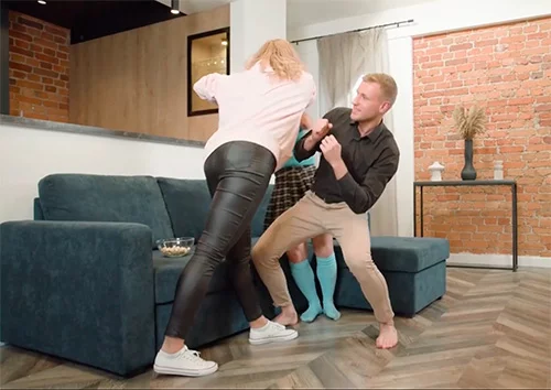 Сперва вырубила свою падчерицу, потом трахнула её парня