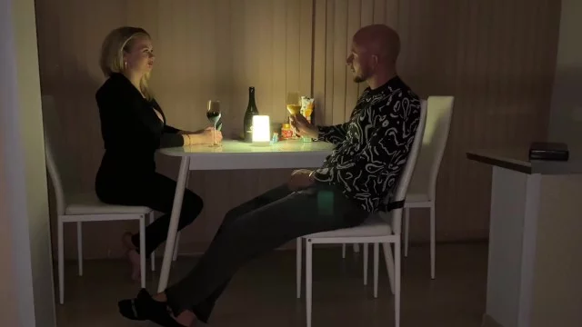 Русская милфа не любит ждать третьего свидания, чтобы потрахаться