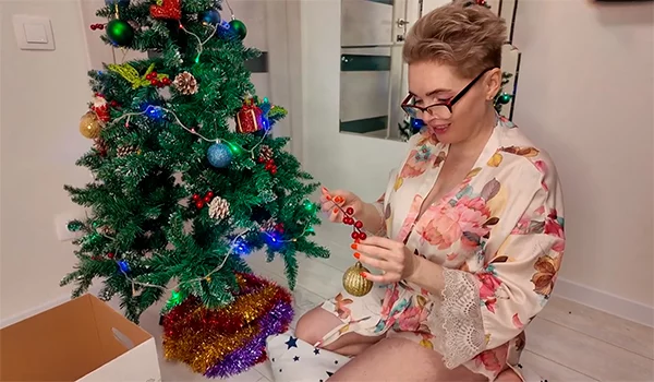 Мачехе подарили нижнее белье, и она показала его пасынку