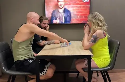 Тройничок с игрой в бутылочку,или как сисястая Лолачка бутылку в киску получила