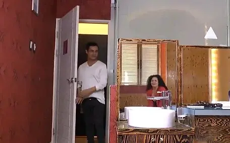 Зрелая латинка Шейрон готова к сексу в отеле с молодым задротиком