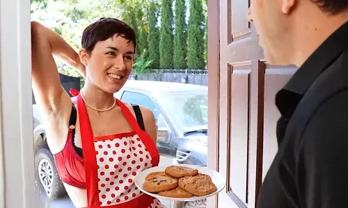 Эй сосед, пробуй печеньки, а я попробую на вкус твой член