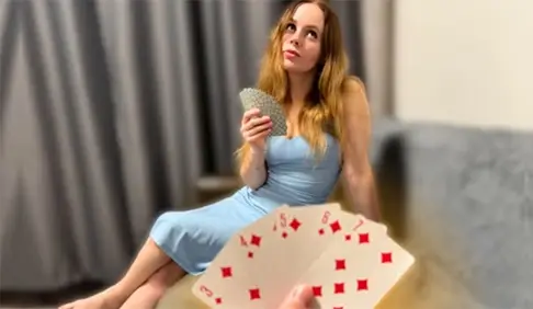 Мачеха научила меня играть в карты на раздевание