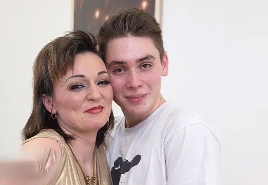 Горячая зрелка Джара Си точно лишит девственности своего пасынка сегодня