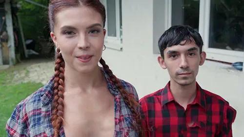 За деньги да! Молодая красотка трахалась с хозяином дома пока ее лох муж белил стены